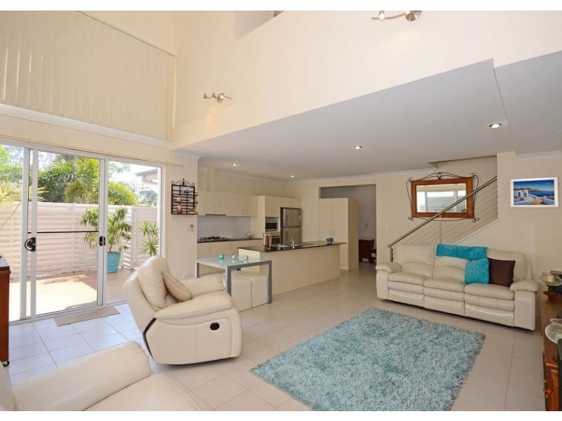 71 Elizabeth st, Urangan QLD 4655