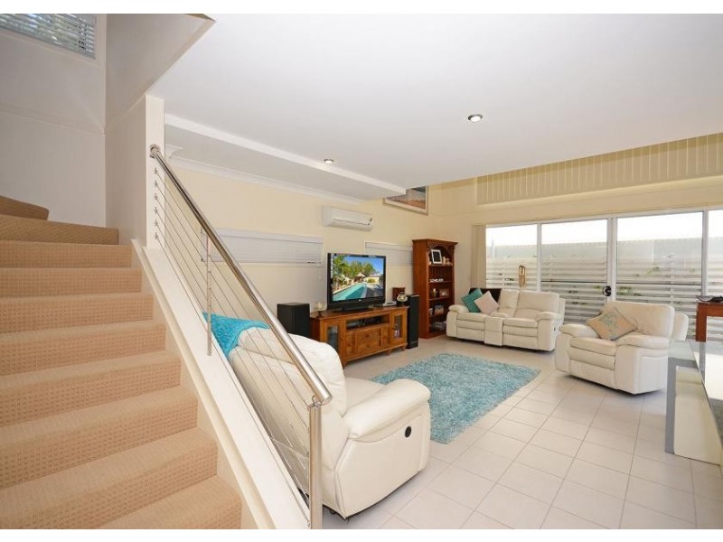 71 Elizabeth st, Urangan QLD 4655