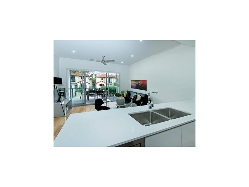 16/2 Laurence Street, St Lucia QLD 4067