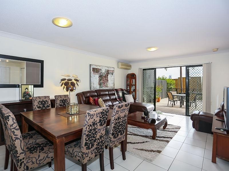 11/70 Norman Crescent, Norman Park QLD 4170