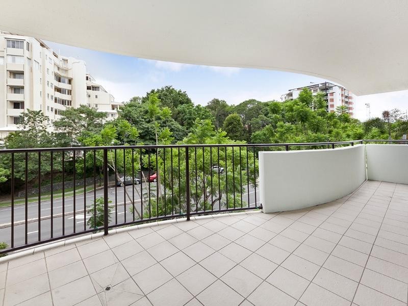 8 Land Street, Toowong QLD 4066