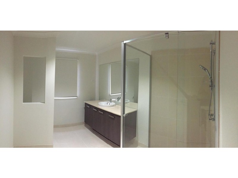 8 Pembridge Ave, Williams Landing VIC 3027