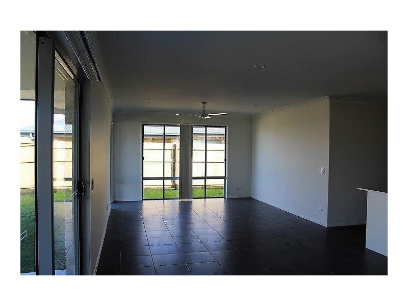 11 O’Connell Pde, Pialba QLD 4655