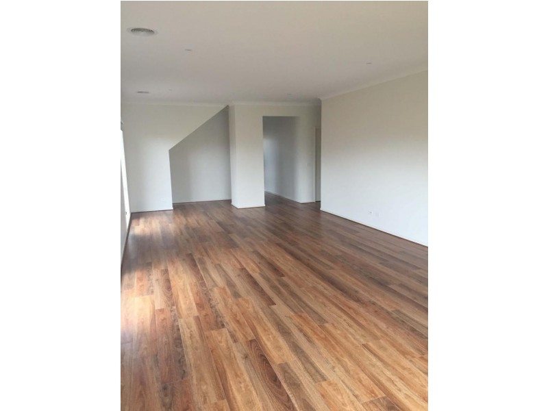 8 Pembridge Ave, Williams Landing VIC 3027