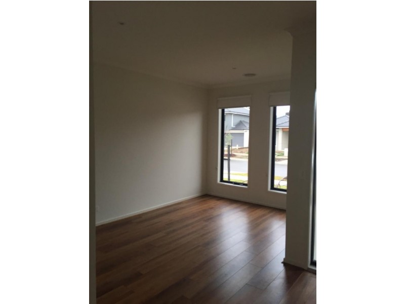 8 Pembridge Ave, Williams Landing VIC 3027