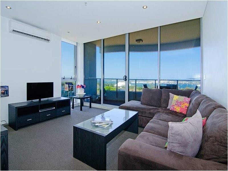 4 Como Crescent, Southport QLD 4215