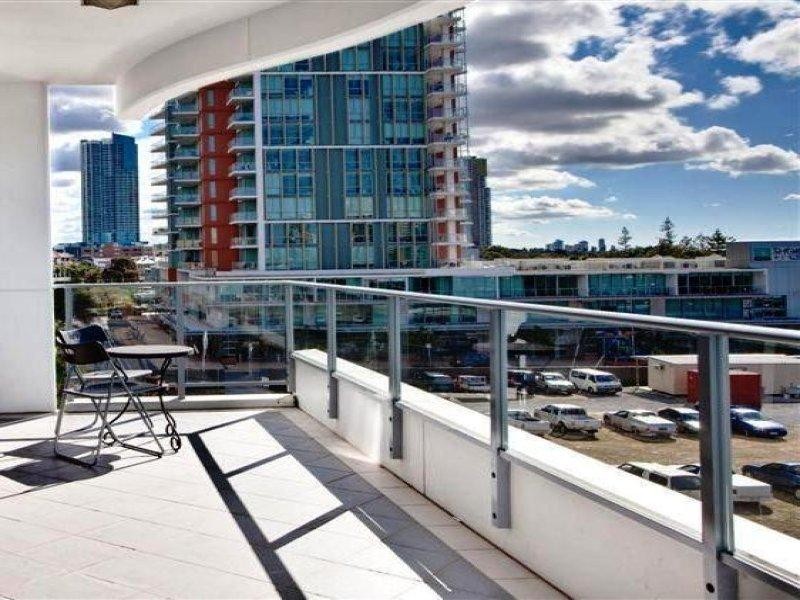 4 Como Crescent, Southport QLD 4215