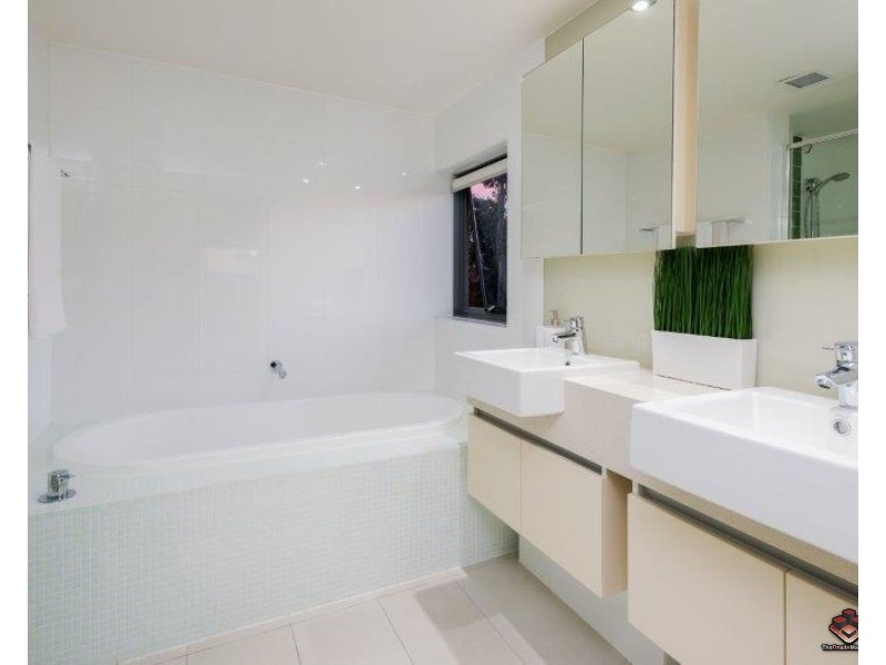 20-28 Bayview Street, Runaway Bay QLD 4216