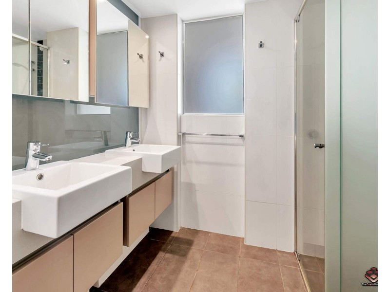 21i/20-28 Bayview Street, Runaway Bay QLD 4216