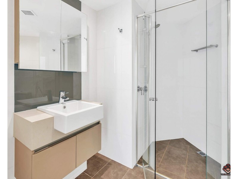 21i/20-28 Bayview Street, Runaway Bay QLD 4216