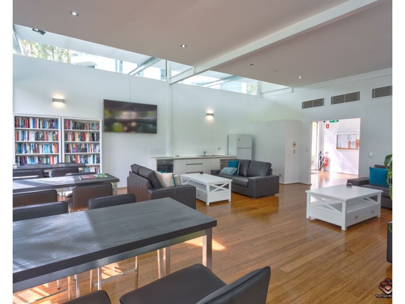 21i/20-28 Bayview Street, Runaway Bay QLD 4216