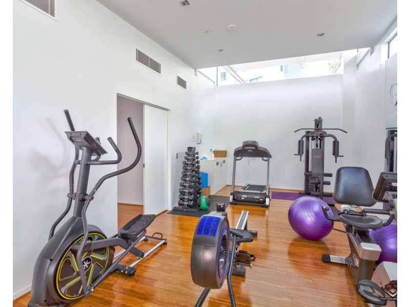 21i/20-28 Bayview Street, Runaway Bay QLD 4216