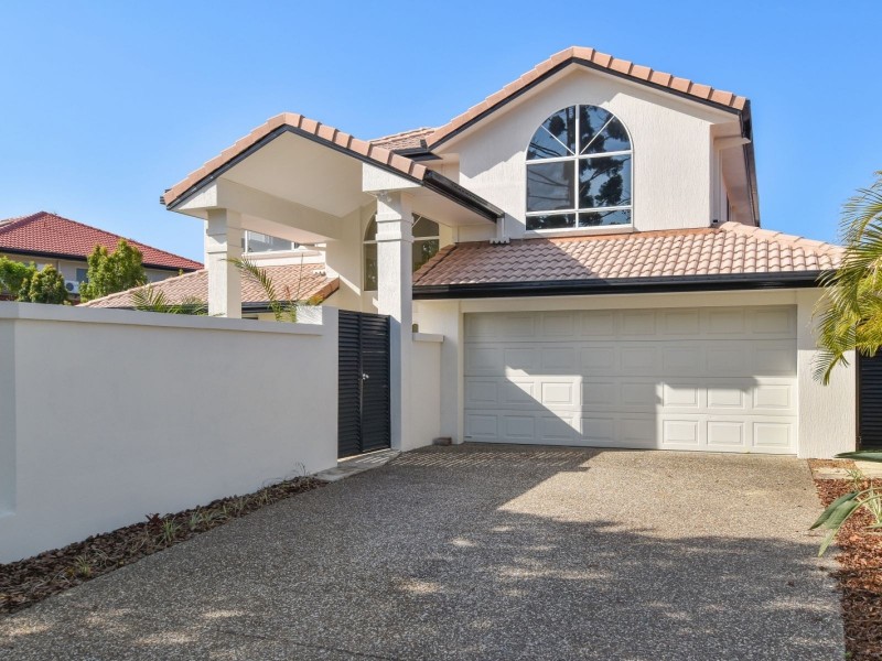 15 Clipper Boulevard, Clear Island Waters QLD 4226