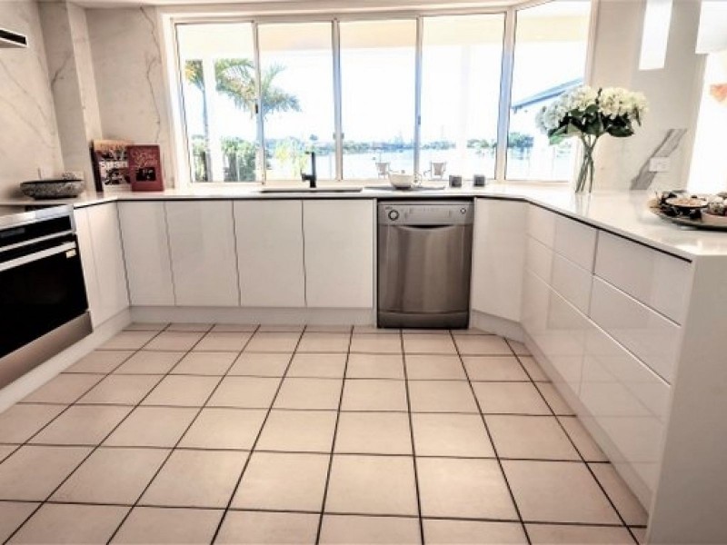 15 Clipper Boulevard, Clear Island Waters QLD 4226