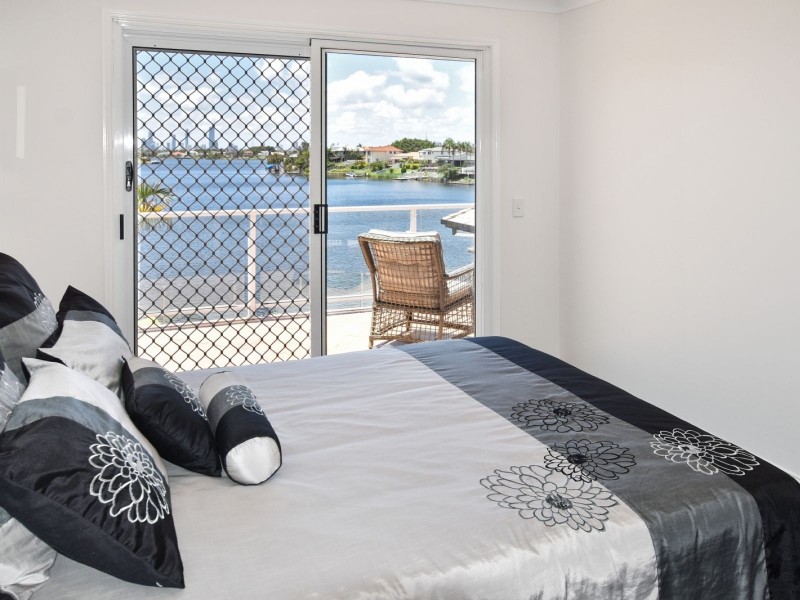 15 Clipper Boulevard, Clear Island Waters QLD 4226