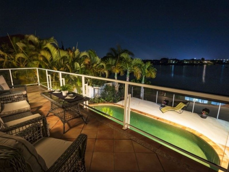 15 Clipper Boulevard, Clear Island Waters QLD 4226