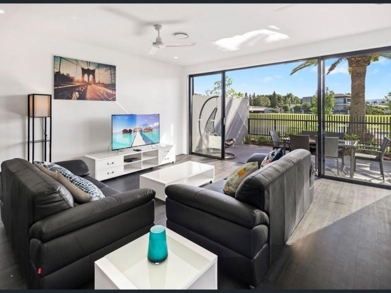 8 Santa Barbara Road, Hope Island QLD 4212