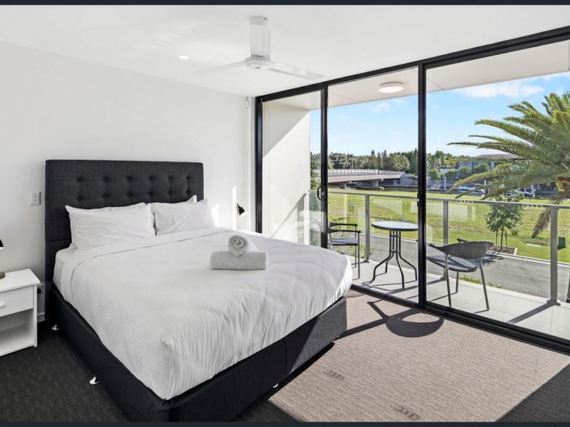 8 Santa Barbara Road, Hope Island QLD 4212