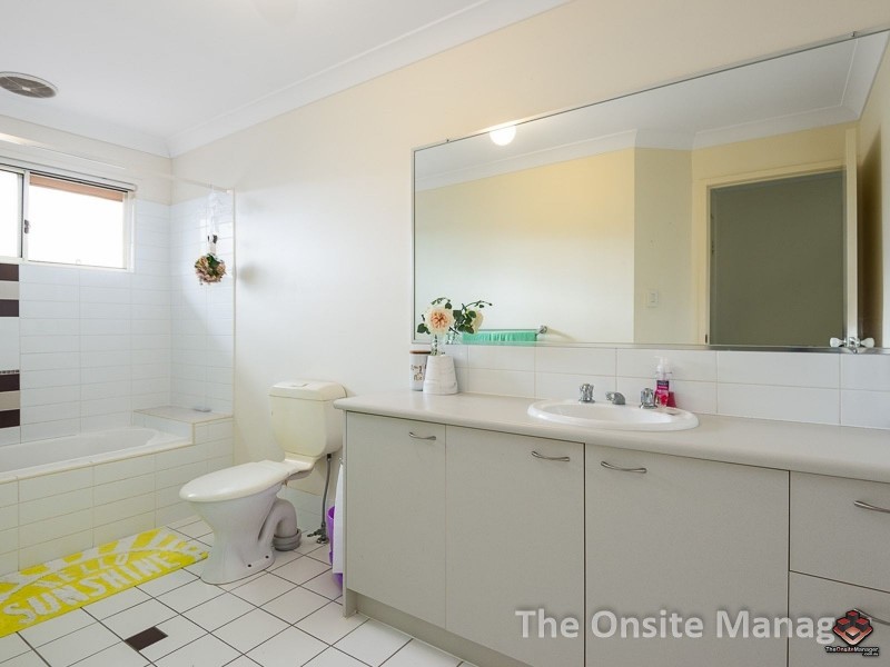 8 Earnshaw Street, Calamvale QLD 4116