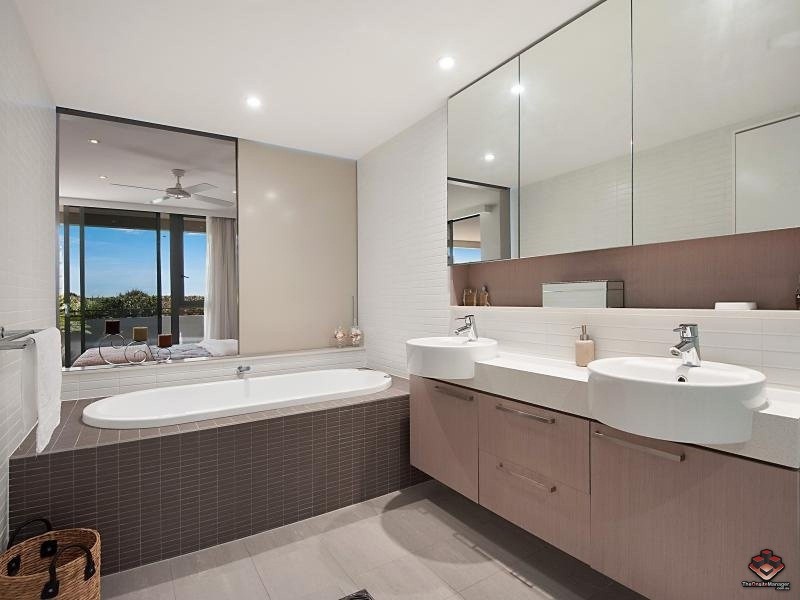 323 Bayview Street, Paradise Point QLD 4216