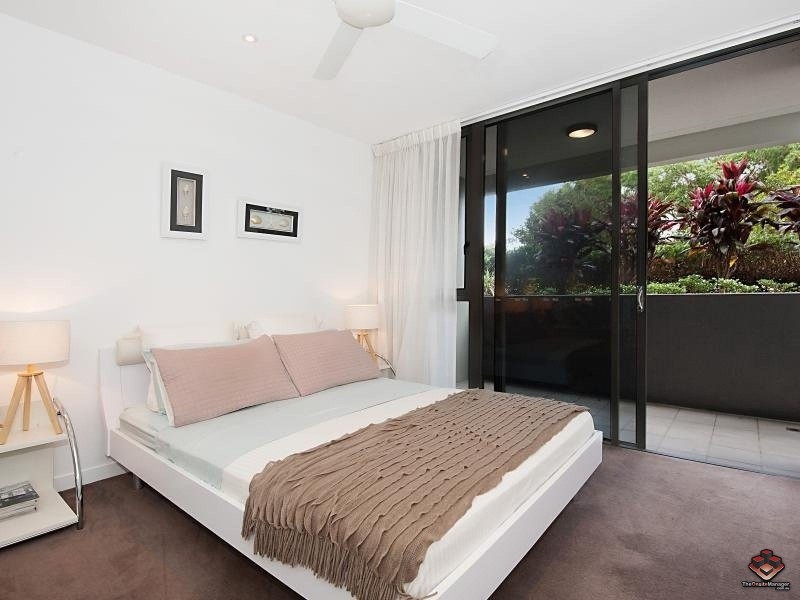 323 Bayview Street, Paradise Point QLD 4216