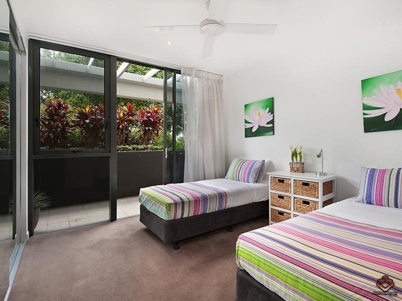 323 Bayview Street, Paradise Point QLD 4216