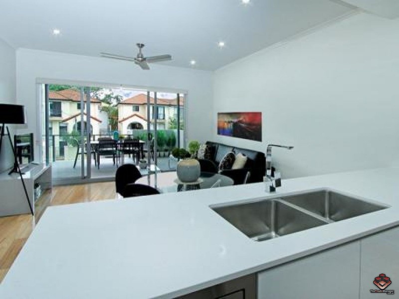 2 Laurence Street, St Lucia QLD 4067