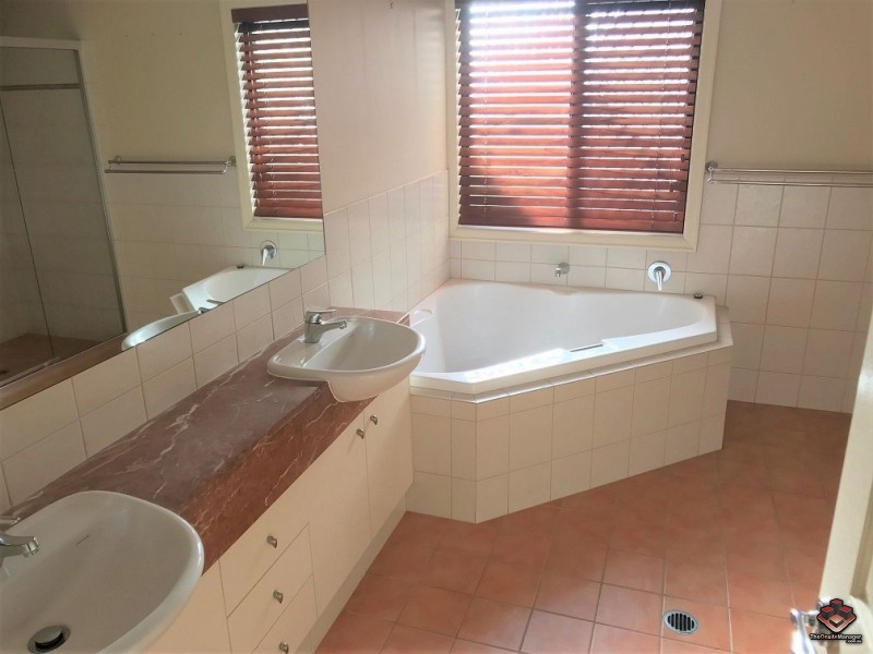555 Oyster Cove Promenade, Helensvale QLD 4212