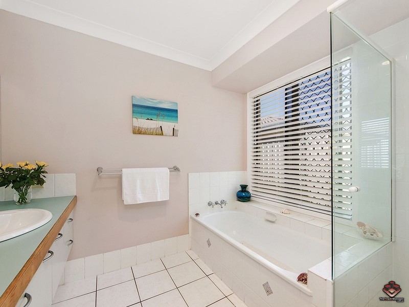 233 Mildura Drive, Helensvale QLD 4212