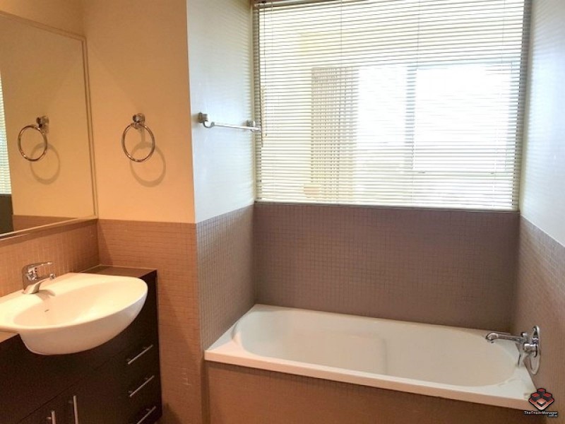 360 Marine Parade, Labrador QLD 4215