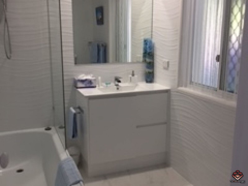 50 St Kevins Avenue, Benowa QLD 4217