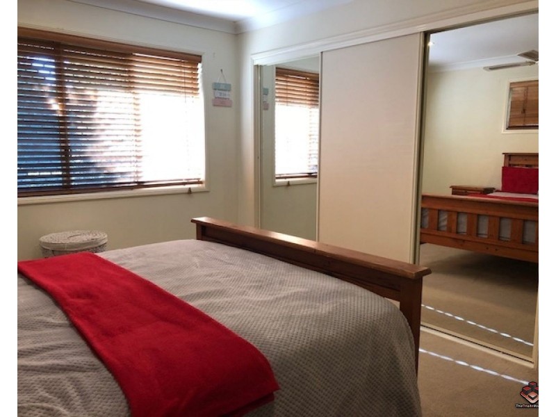 25 Hogan Place, Seventeen Mile Rocks QLD 4073