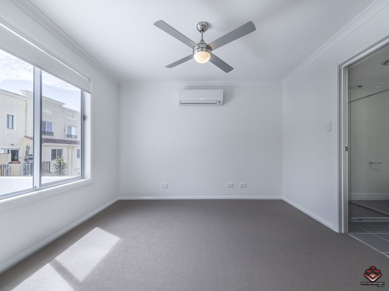 4/37 Azure Way, Hope Island QLD 4212