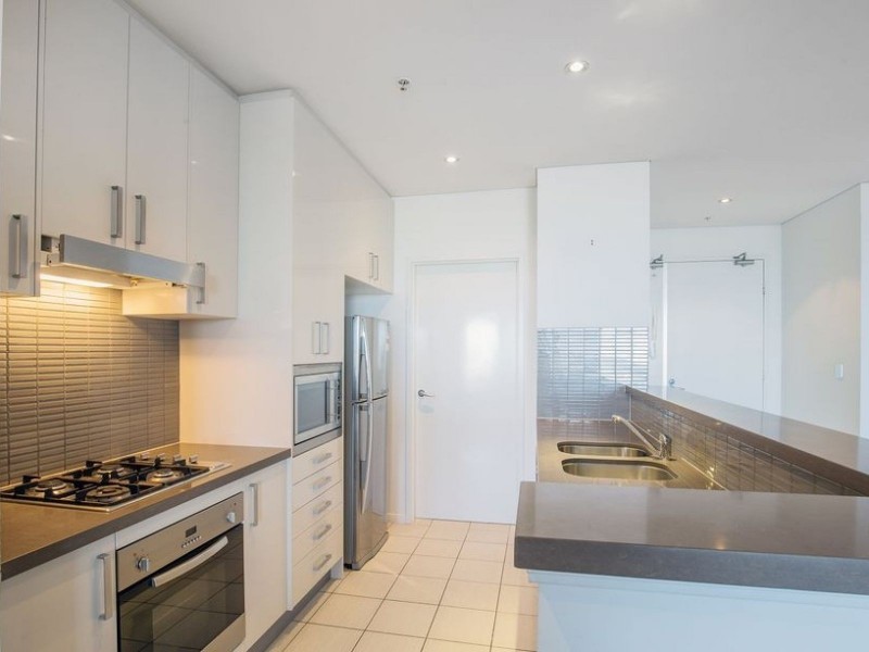 4 Como Crescent, Southport QLD 4215