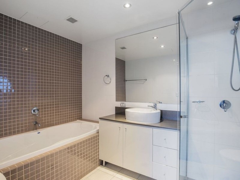 4 Como Crescent, Southport QLD 4215