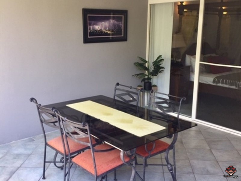 4 McDonald Close, Palm Cove QLD 4879