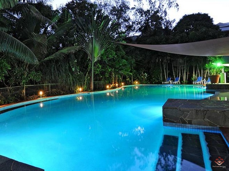 4 McDonald Close, Palm Cove QLD 4879