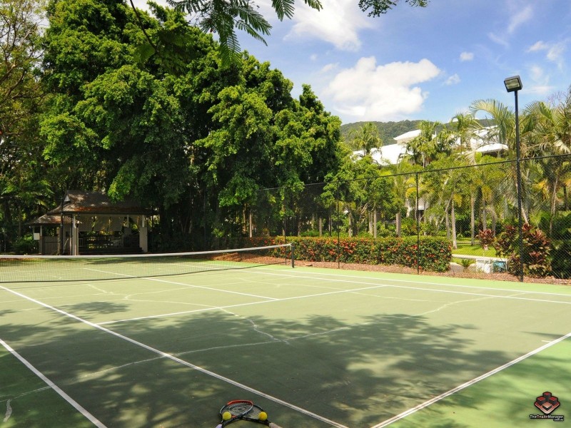 4 McDonald Close, Palm Cove QLD 4879