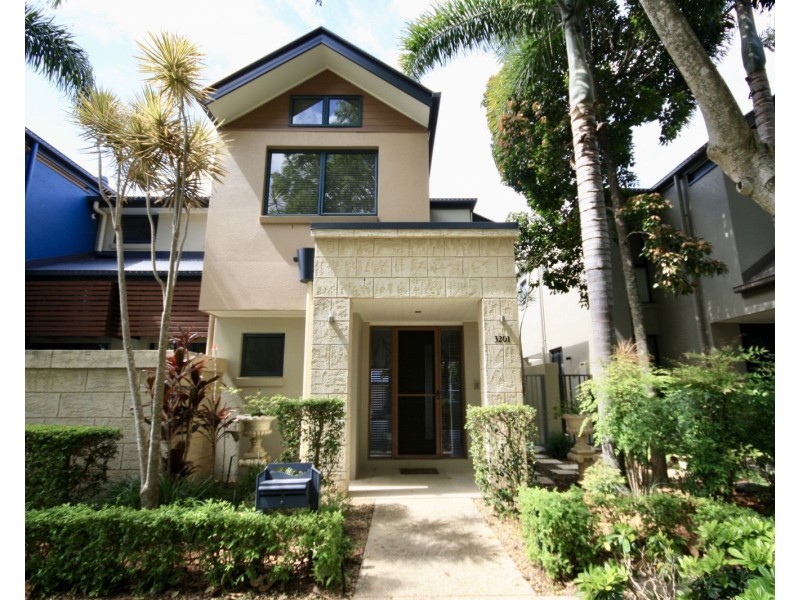 32 Central Place, Carrara QLD 4211