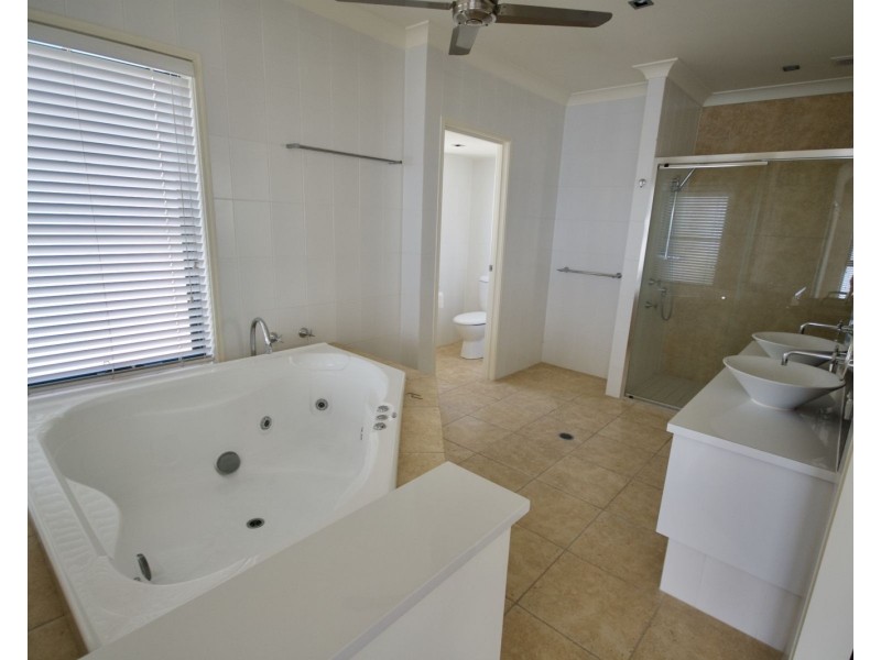 32 Central Place, Carrara QLD 4211