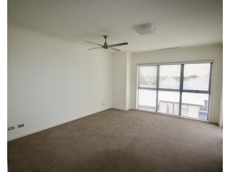 32 Central Place, Carrara QLD 4211