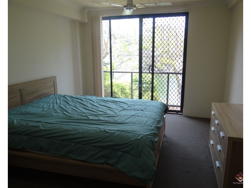 24 Slatyer Avenue, Bundall QLD 4217