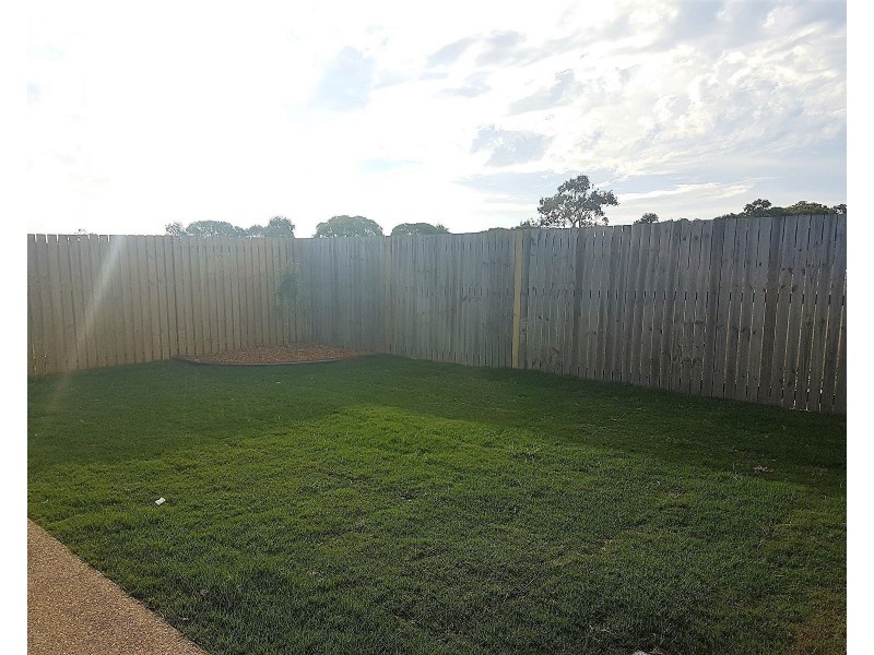 1/6 Imperial Circuit, Eli Waters QLD 4655