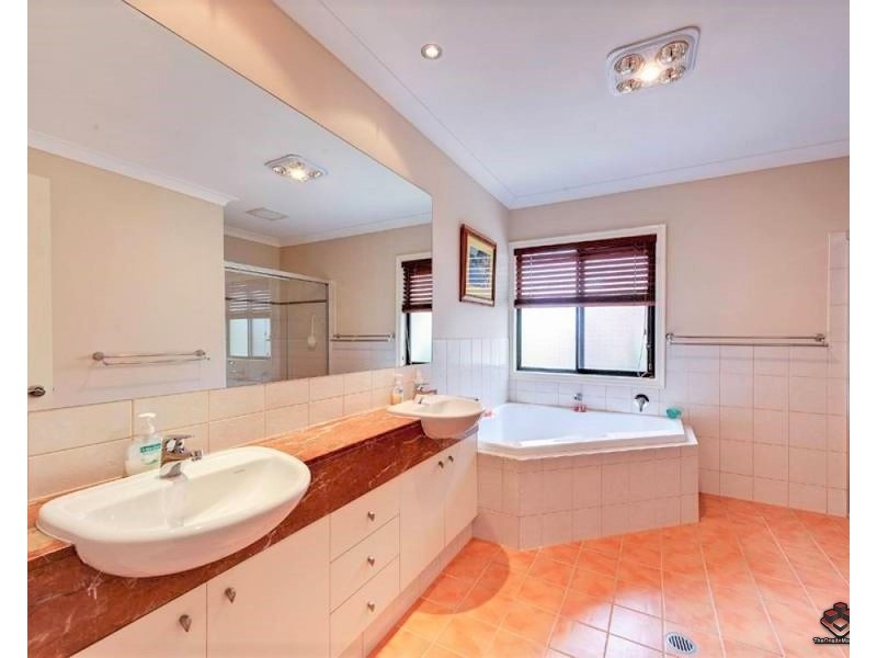 555 Oyster Cove Promenade, Helensvale QLD 4212