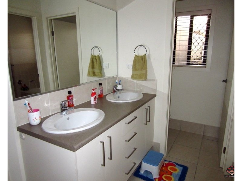 8 Highland Drive, Seventeen Mile Rocks QLD 4073