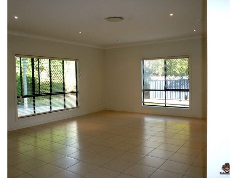 8 Highland Drive, Seventeen Mile Rocks QLD 4073