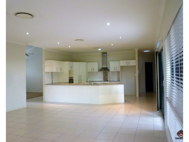 8 Highland Drive, Seventeen Mile Rocks QLD 4073