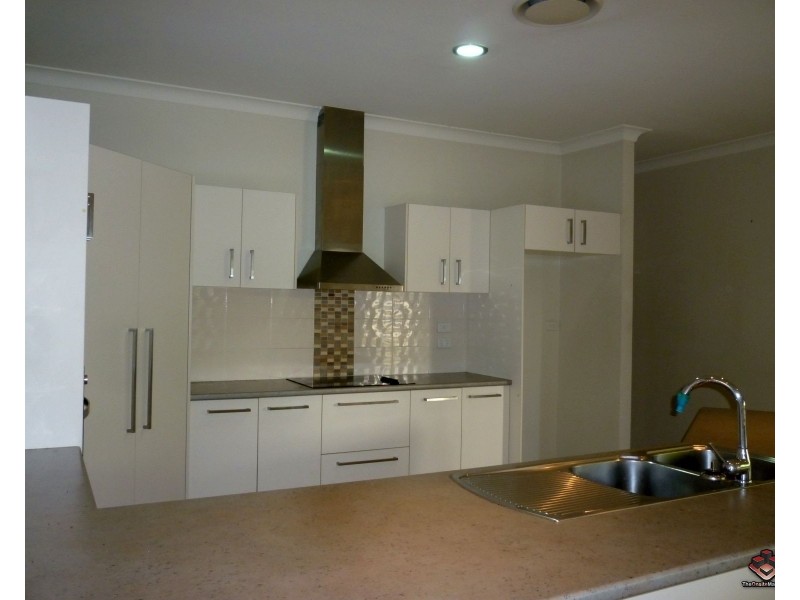 8 Highland Drive, Seventeen Mile Rocks QLD 4073