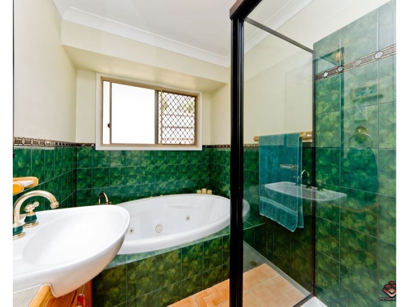 11 Sunblest Court, Eatons Hill QLD 4037