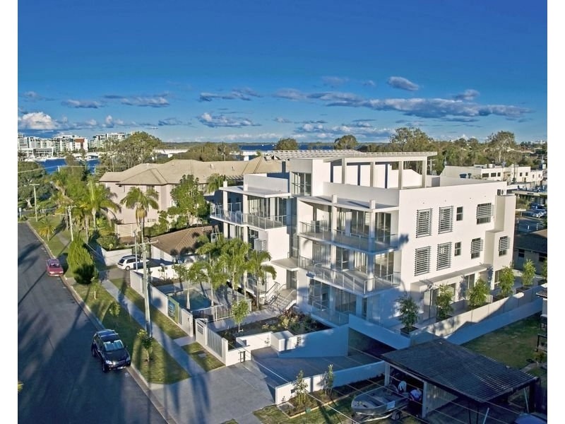 10 Victor Avenue, Paradise Point QLD 4216